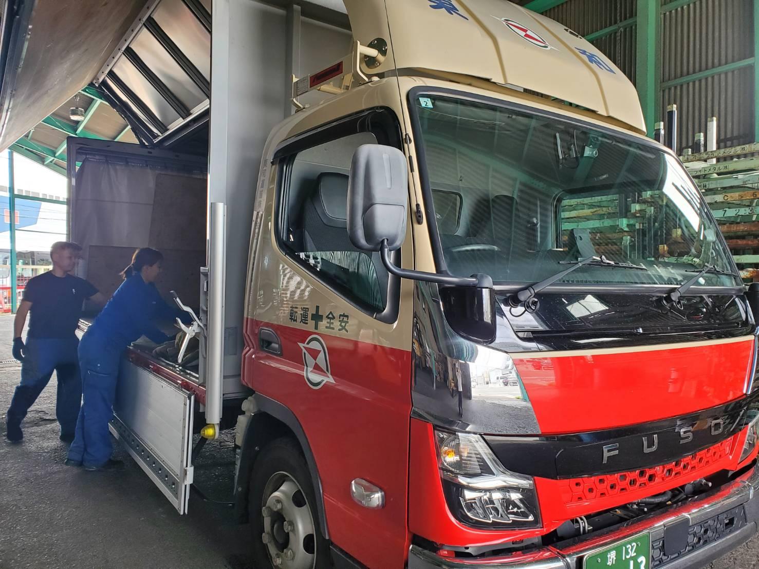 「安全・確実を徹底！」 東和運輸では、一つひとつの積み荷を丁寧に扱い、お客様へ確実にお届けすることを大切にしています。