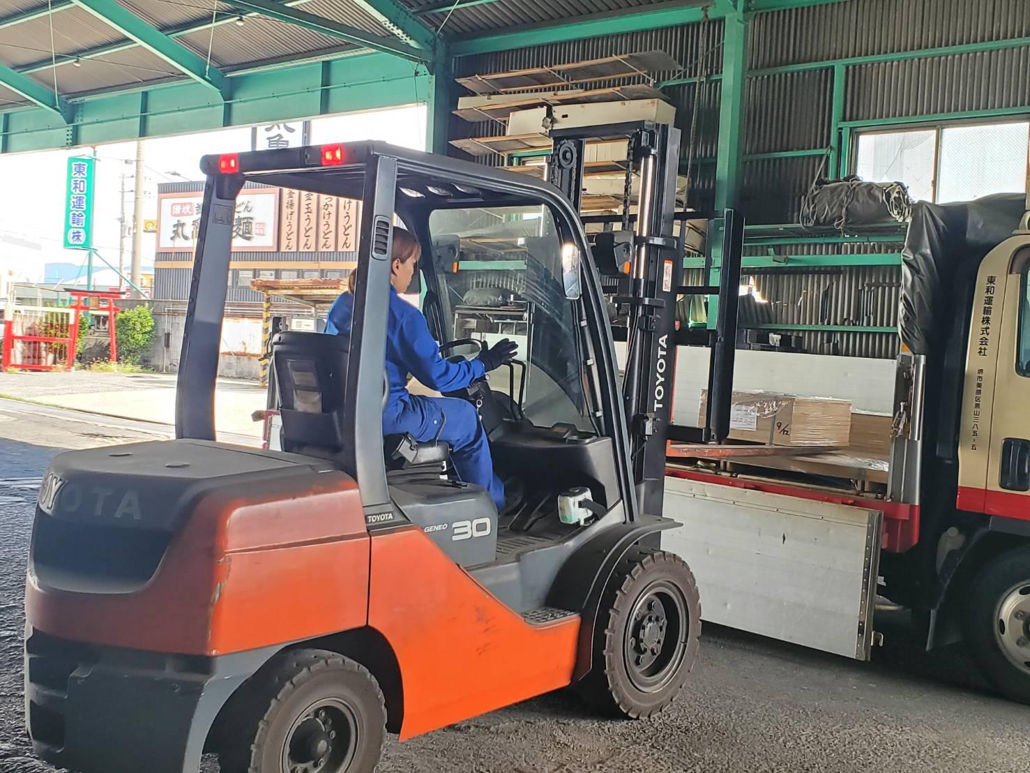 「女性ドライバーも多数活躍中！」 力仕事は仲間や機械でサポートします。性別関係なく、プロとして長く活躍できる環境です。